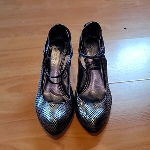 Via Spiga slingbacks heels.size 8.5 silver geometric color